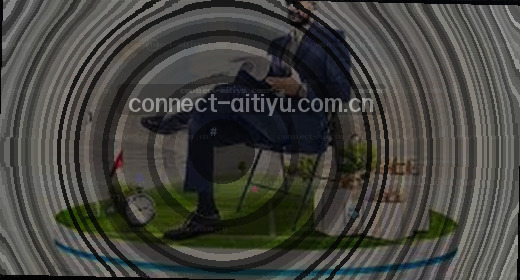 一片落叶轻触静止的湖面